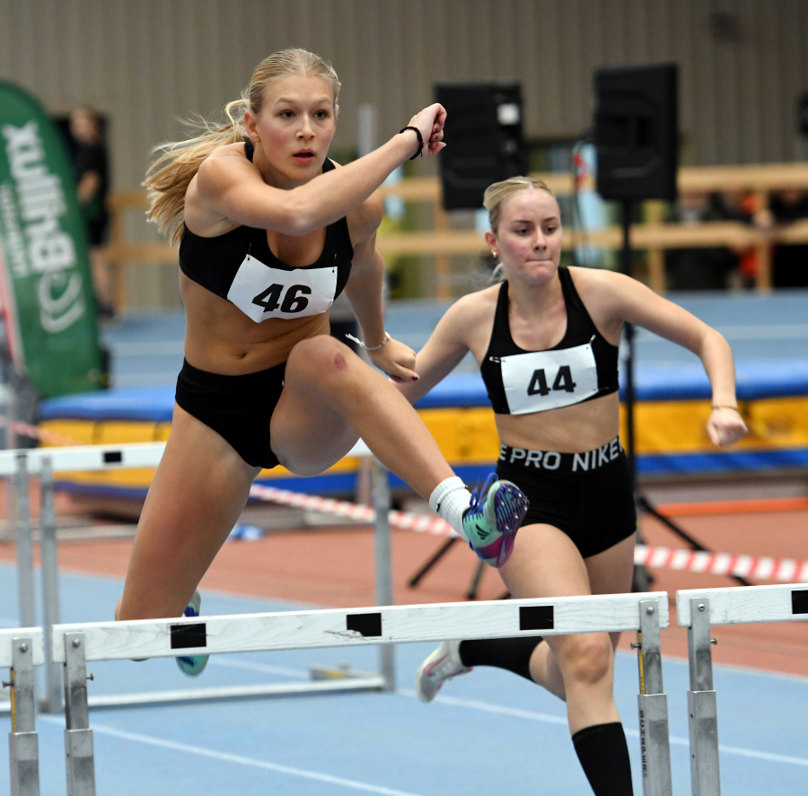 Die U18-Athletinnen Mia Vollmer (links) und Maya Klute vom LAZ Soest starteten in M&uuml;nster erstmals &uuml;ber die 84 Zentimeter hohen "Frauen"-H&uuml;rden. Foto:Bottin