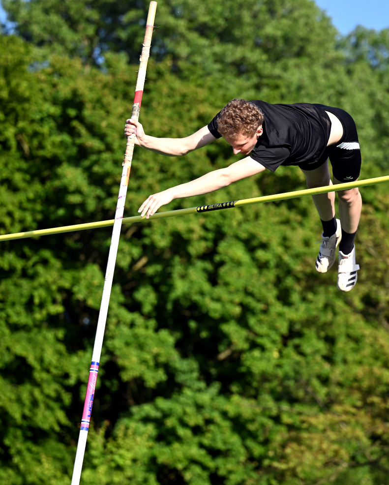 U20-Athlet Jonas Dorenkamp vom LAZ Soest &uuml;berquerte beim Stabhochsprungmeeting im Schulzentrum mit 3,50 Meter die gr&ouml;&szlig;te H&ouml;he. Foto: Bottin|||