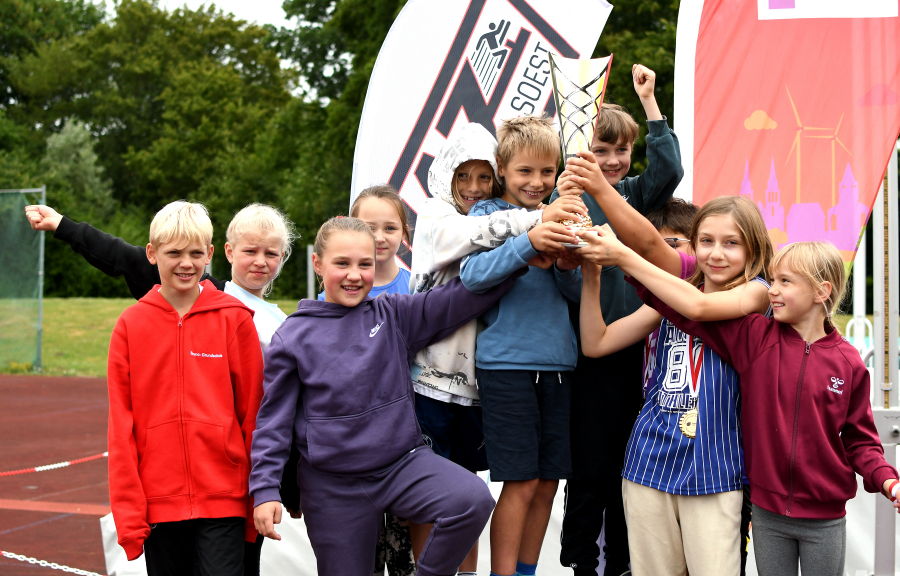 Die M&auml;dchen und Jungen der Brunoschule gewannen die meisten Einzelpokale und konnten bei der Siegerehrung den Sprintcup-Wanderpokal entgegennehmen. Foto: Bottin