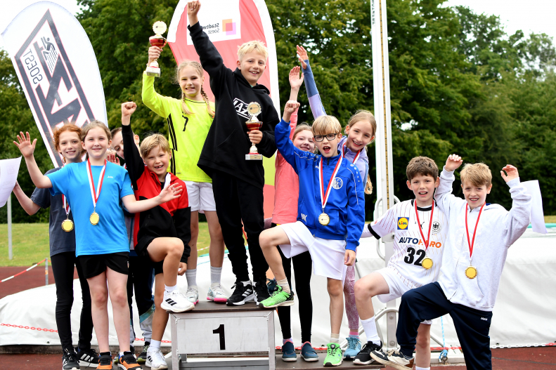 Schnelle Truppe: Die Patroklisch&uuml;ler stellten mit Eliana Kozubenko und Julius Schoofs (Mitte) zwei Sieger beim Finale des Sprintcups. Mehr Pokale und damit auch den Wanderpokal gewann diesmal die Brunoschule. Foto: Bottin|Die M&auml;dchen und Jungen der Brunoschule gewannen die meisten Einzelpokale und konnten bei der Siegerehrung den Sprintcup-Wanderpokal entgegennehmen. Foto: Bottin|Bei den M&auml;dchen des Jahrgangs 2015 holten sich Siegerin Lara Hamel (Mitte, Astrid-Lindgren), Lenie Wiesner (links, Zweite, Bruno) und Katharina Sophie Jaschin (rechts, Dritte, Johannes) die Pokale. Foto: Bottin|Hier erh&auml;lt der Drittplatzierte der Altersklasse 2015, Levin Schmidt von der Wieseschule, den Pokal von LAZ-Trainerin Maya Klute &uuml;berreicht. Foto: Bottin|Lutz Rummel von der Hellwegschule (Mitte) war schnellster Junge der Altersklasse 2015. Leo Leifert (links) von der Brunoschule wurde Zweiter und Levin Schmidt (rechts) von der Petrischule Dritter. Foto: Bottin|Er ist der schnellste Soester Grundsch&uuml;ler: Julius Schoofs von der Patroklischule (Jahrgang 2014) erzielte ausgezeichnete 2,86 Sekunden im fliegenden Sprint &uuml;ber 20 Meter. Foto: Bottin|Bei den M&auml;dchen vom Jahrgang 2014 setzte sich Eliana Kozubenko (Mitte, Patrokli) erfolgreich durch. Links Charlotte Biegel (Zweite, Wiese), rechts Jana Maria L&uuml;sse (Dritte, Hellweg). Foto: Bottin|Siegerehrung der Jungen des Jahrgangs 2014: Julius Schoofs (Mitte) von der Patroklischule siegte vor Arigon Paci (links, Astrid-Lindgren) und Samuel Jegel (Petri). Foto: Bottin|Freudestrahlend nimmt Anastasia Wolf den Siegerpokal aus den H&auml;nden von Florian Wendt, dem stellvertretenden sportlichen Leiter des LAZ Soest entgegen. Die Georg-Sch&uuml;lerin gewann in der Altersklasse 2016 vor Lara Hinkelmann (links, Georg) und Luisa Kruppa (rechts, Bruno). Foto: Bottin|Siegerehrung in der Altersklasse 2016 der Jungen mit Thorsten Junior Meyer (1. Platz, Wiese, Mitte) vor Emil Richter (links, Bruno) und Jonte Antons (Wiese). Foto: Bottin|||