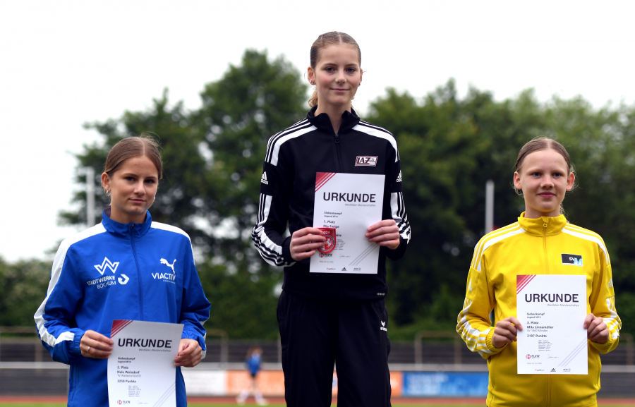 Mit 3312 Punkten Siebenkampf-Westfalenmeisterin: Nia Ferige (Mitte) vom LAZ Soest siegte vor Nele Weindorf (Wattenscheid, links) und Mila Linnem&ouml;ller (Minden). Foto: Bottin