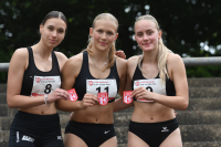Mannschaftsgold f&uuml;r die weibliche U18-Jugend des LAZ Soest: Mit 10976 Punkten wurden Mathilda Grienitz, Mia Vollmer und Maya Klute (von link) Siebenkampf-Westfalenmeisterinnen. Foto: Bottin|Mit 3312 Punkten Siebenkampf-Westfalenmeisterin: Nia Ferige (Mitte) vom LAZ Soest siegte vor Nele Weindorf (Wattenscheid, links) und Mila Linnem&ouml;ller (Minden). Foto: Bottin|Auf den letzten Metern beim 800-Meter-Lauf des Siebenkampfes: W14-Westfalenmeisterin Nia Ferige vom LAZ Soest (Nr. 7). Foto: Bottin|W14-Siegerehrung im Siebenkampf mit Westfalenmeisterin Nia Ferige vom LAZ Soest. Foto: Bottin|Westfalens beste Siebenk&auml;mpferinnen der weiblichen Jugend U18 (von links): Mia Vollmer vom LAZ Soest als Vizemeisterin, Charlotte Jatzkowski (Meisterin, TV Gladbeck) und Maria Sauer (Herford, Drittplatzierte). Foto: Bottin|Maya Klute (links) und Mathilda Grienitz bewundern in Ahlen ihre "Westfalenpferdchen". Foto: Bottin|Warten auf den Start &uuml;ber 100-Meter-H&uuml;rden der weibl.Jugend U18 mit Mia Vollmer (Bahn 2) und Maya Klute (Bahn 6). Foto: Bottin|Siebenkampf-Westfalenmeisterin Nia Ferige beim 100-Meter-Sprint mit neuer pers&ouml;nlicher Bestleistung (13,86 Sekunden). Foto: Bottin|Trainer Ralf Reinhard mit Sch&uuml;tzling Nia Ferige im Ahlener Sportpark Nord. Foto: Bottin|Noch relativ entspannt vor den abschlie&szlig;enden 800 Metern: Das Siebenkampfteam der U18 mit Mathilda Grienitz (von links), Mia Vollmer und Maya Klute. Foto: Bottin|||