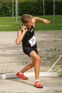 Im Kugelsto&szlig;en ist er mit 13,29m Spitzenreiter in Westfalen und Platz 7 in Deutschland. Foto: Reinhard|Im Weitsprung kam er mit 5,64m nah an seine PB. Foto: Reinhard|Im Diskus pulverisiert er im letzten Versuch seine Bestleistung. Foto: Reinhard|Etwas angespannt aber hochkonzentriert war er vor dem Diskuswurf. Foto: Reinhard|||