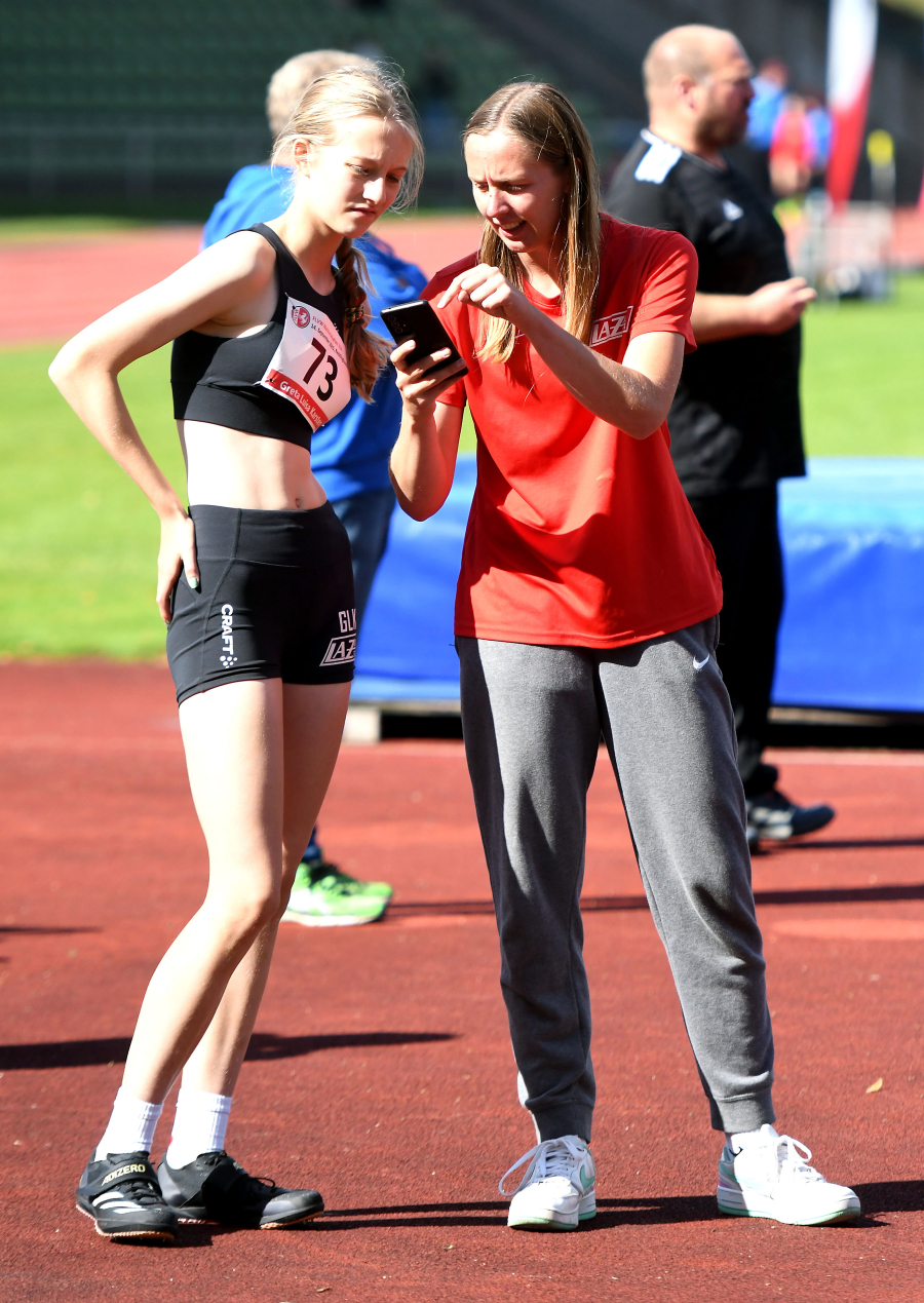 Videoanalyse: Greta Karsten mit Trainerin Annika Straub w&auml;hrend des Wettkampfes im Stadion Hohenhorst. Foto: Bottin