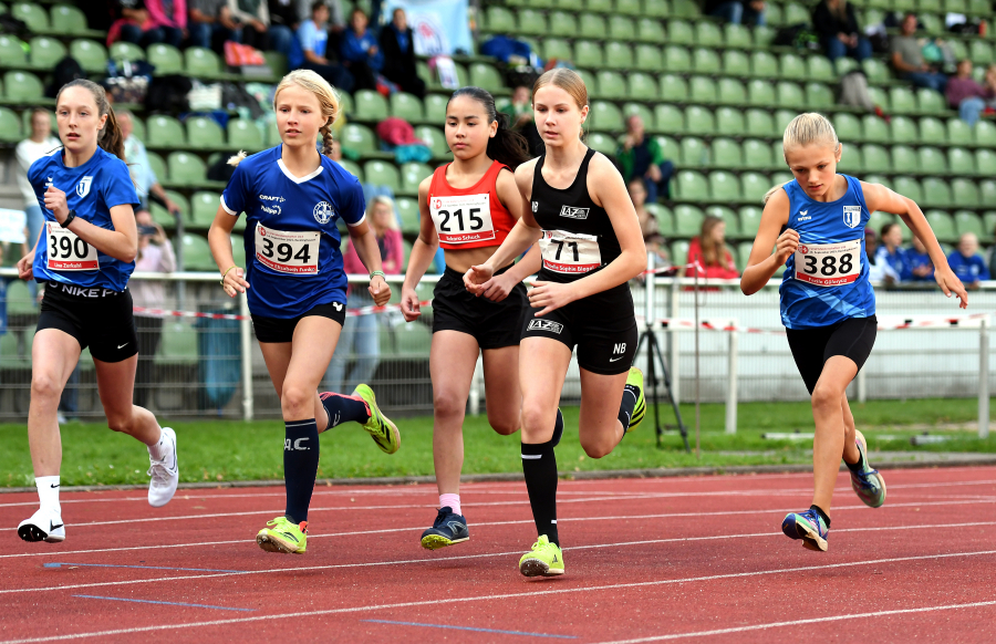 Mutiger Bronze-Lauf: Noelle Biegel (Nr. 71) vom LAZ Soest kam &uuml;ber 800 Meter der Altersklasse W12 in neuer Vereinsrekordzeit auf Platz drei. Foto: Bottin