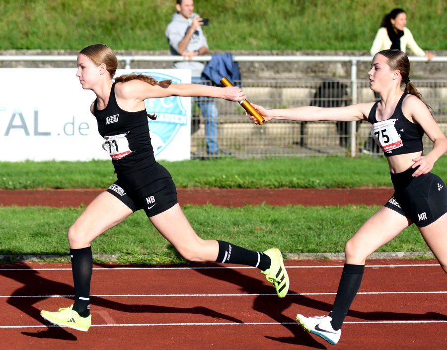 Perfekter Wechsel zwischen Marie Rustemeyer (rechts) und Noelle Biegel &uuml;ber 4 x 75 Meter. Am Ende musste sich das M&auml;dchen-Staffelquartett des LAZ Soest jedoch mit eher bescheidenen 42,17 Sekunden zufrieden geben. Foto: Bottin