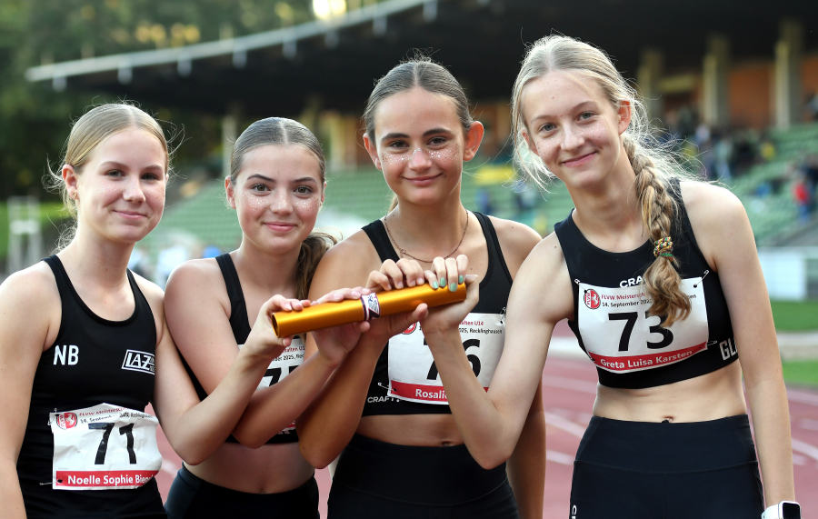 Die Maskerade stimmte: Die U14-M&auml;dchen des LAZ Soest, v.l.n.r.: Noelle Biegel, Marie Rustemeyer, Rosalie Tigges und Greta Karsten, mussten sich &uuml;ber 4 x 75 Meter jedoch mit eher bescheidenen 42,17 Sekunden zufrieden geben. Foto: Bottin