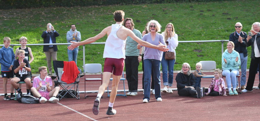 Ein ganz besonderer Moment riesiger Freude: Nach seinem 2,28-Meter-Sprung st&uuml;rmt Falk Wendrich auf Trainerin Brigitte Kurschilgen zu. Freunde und Zuschauer sind begeistert. Foto: Bottin