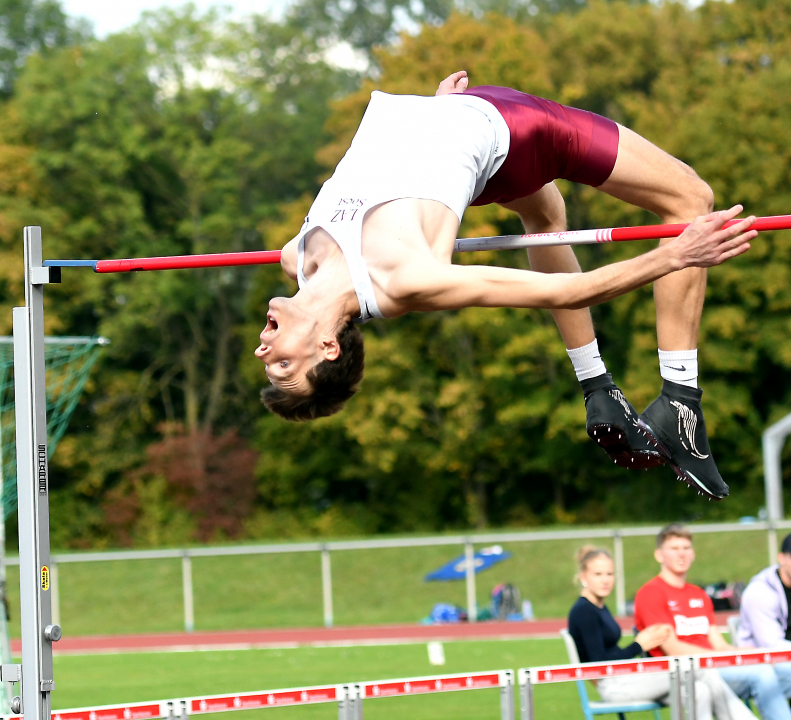 2,28 Meter: Falk Wendrich vom LAZ Soest katapultiert sich auf Platz 15 in der Welt. In Europa liegt der 30-J&auml;hrige in diesem Jahr auf Platz sechs. Foto: Bottin|Ein ganz besonderer Moment riesiger Freude: Nach seinem 2,28-Meter-Sprung st&uuml;rmt Falk Wendrich auf Trainerin Brigitte Kurschilgen zu. Freunde und Zuschauer sind begeistert. Foto: Bottin|Vergangenen Sonntag im Schulzentrum: So misst man 2,28 Meter ein. Foto: Bottin|||