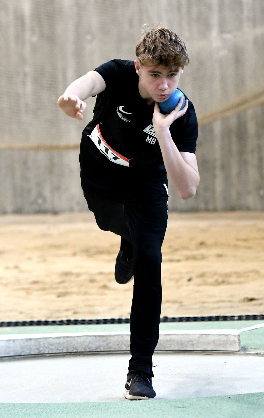 Zum ersten mal mit 4 Kilo: Michel Bottin vom LAZ Soest stie&szlig; die Kugel bei der M14 auf 8,94 Meter. Foto: Bottin
