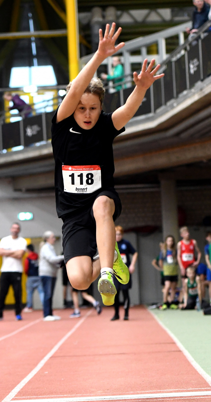 M13-Sportler Malte Langenscheidt vom LAZ Soest sprang beim Junior Adventscup in Dortmund 3,60 Meter weit. Foto: Bottin