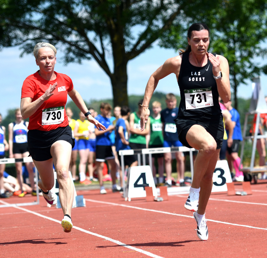 Sprints auf hohem Niveau: Ines Rustemeyer vom LAZ Soest  (rechts, W50) unterbot in Olfen deutlich die DM-Normen &uuml;ber 100 Meter und 200 Meter. Links ihre Mannschaftskameradin Sabrina Raser. Foto: Bottin