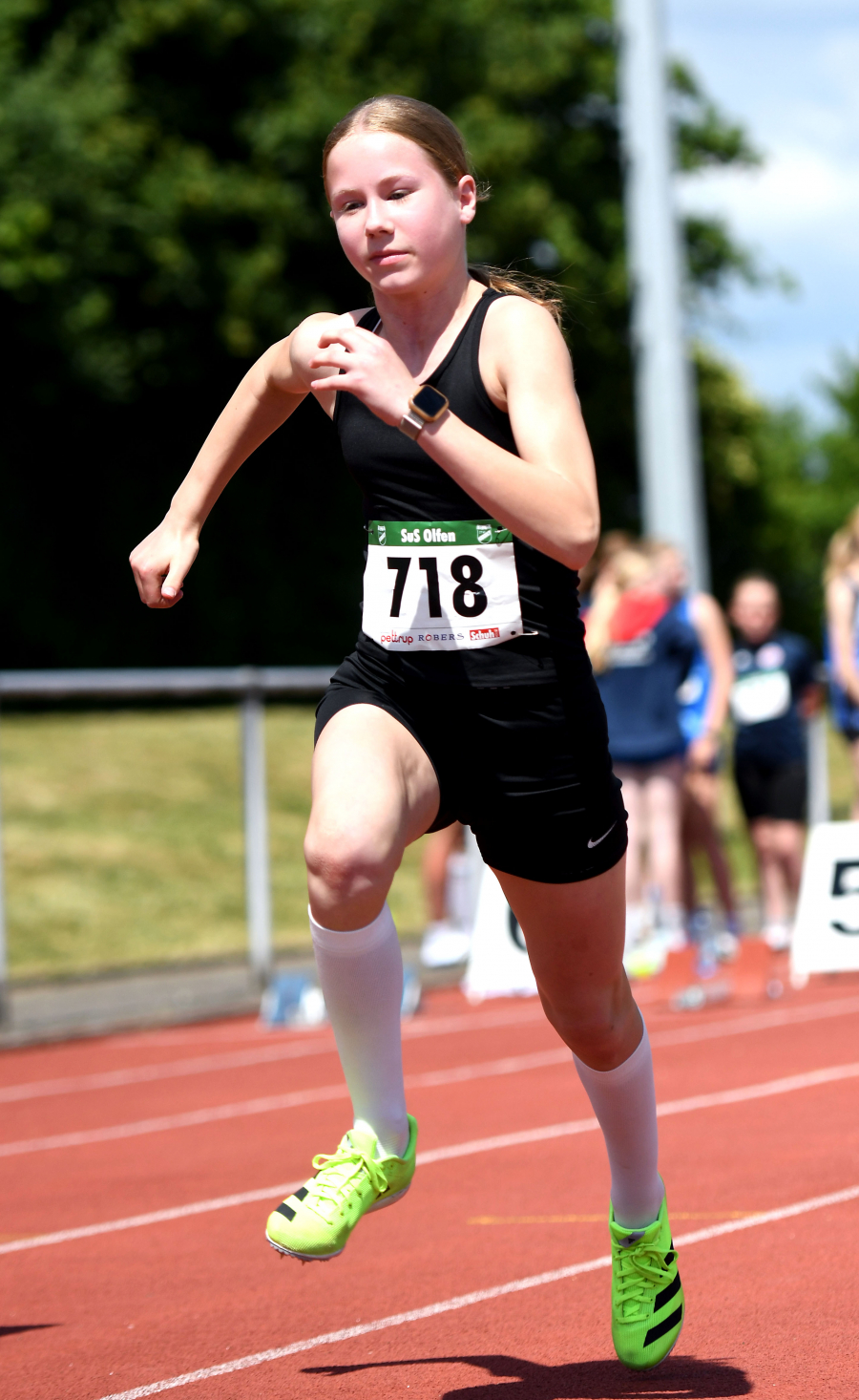 W12-Sportlerin Noelle Biegel vom LAZ Soest feierte in Olfen Siege &uuml;ber 75 Meter, 60-Meter-H&uuml;rden und im 800-Meter-Lauf. Foto: Bottin