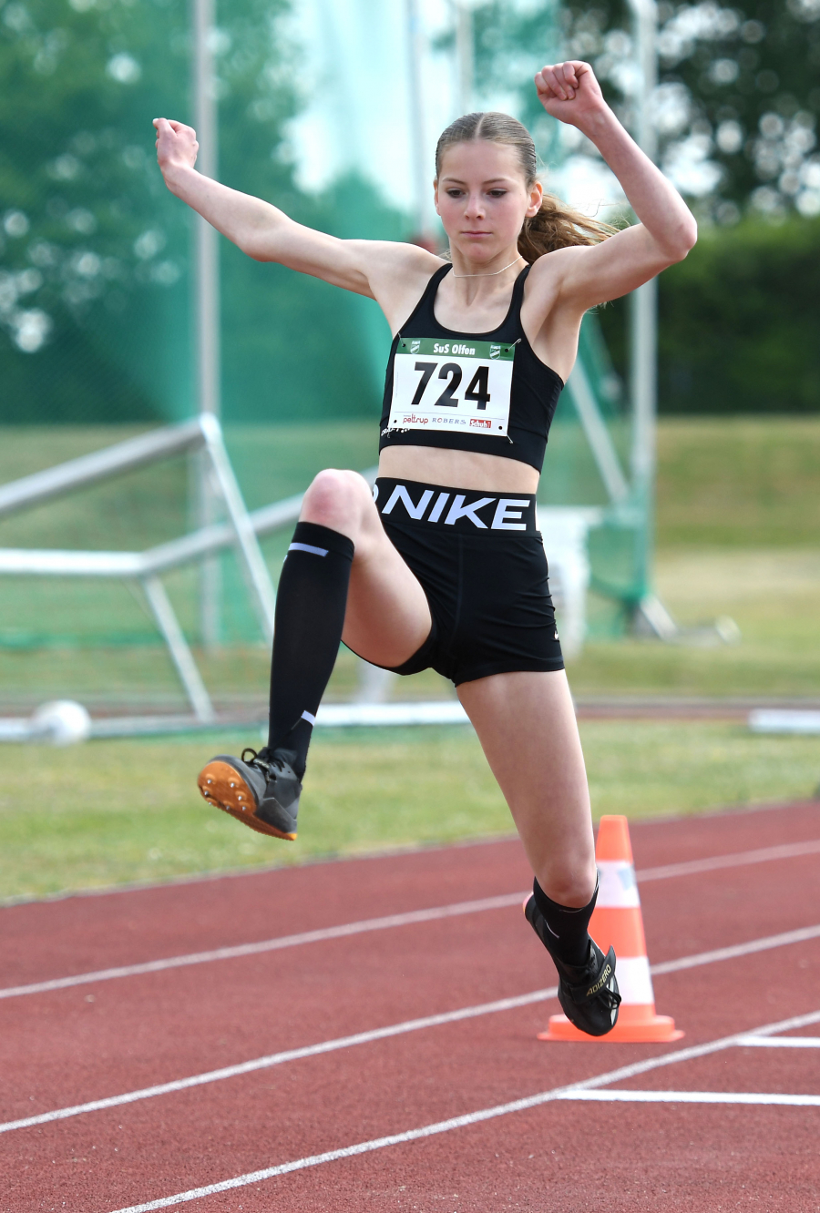 &Uuml;berragende Sportlerin des LAZ Soest in Olfen: Nia Ferige (W15) stellte pers&ouml;nliche Bestleistungen im Dreisprung und Hochsprung auf. Foto: Bottin