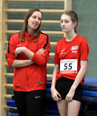 Greta Karsten und Trainerin Annika Straub vom LAZ Soest wurden vom Deutschen Leichtathletik-Verband zum Hochsprung-Camp nach Sondershausen eingeladen. Mit dabei sind mit Rafael Hesse und Marlene Soer noch zwei weitere Soester Nachwuchsspringer. Foto: Bottin|||