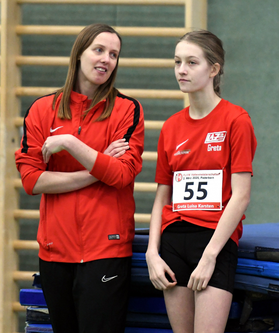 Greta Karsten und Trainerin Annika Straub vom LAZ Soest wurden vom Deutschen Leichtathletik-Verband zum Hochsprung-Camp nach Sondershausen eingeladen. Mit dabei sind mit Rafael Hesse und Marlene Soer noch zwei weitere Soester Nachwuchsspringer. Foto: Bottin