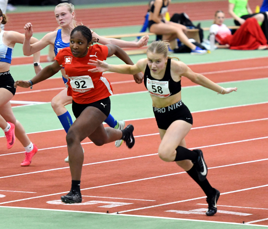 Gold und 60-Meter-Titel f&uuml;r Maja Bolinger (rechts): Im Ziel hat die Athletin des LAZ Soest einen Vorsprung von drei Hundertstel vor der Paderbornerin Kimberly Ogbuanu. Foto: Harald Bottin