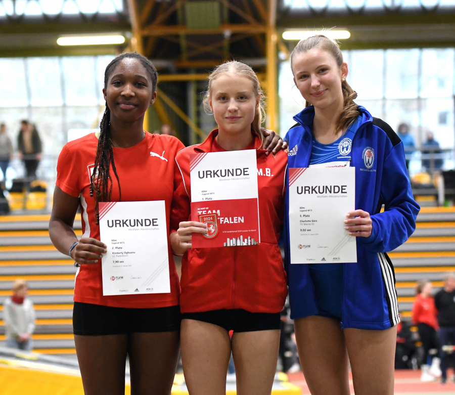 Westfalens W15-Sprintk&ouml;nigin Maja Bolinger (Mitte) vom LAZ Soest mit Kimberly Ogbuanu (links, LC Paderborn) und Charlotte G&ouml;rz (TV Werne). Foto: Harald Bottin