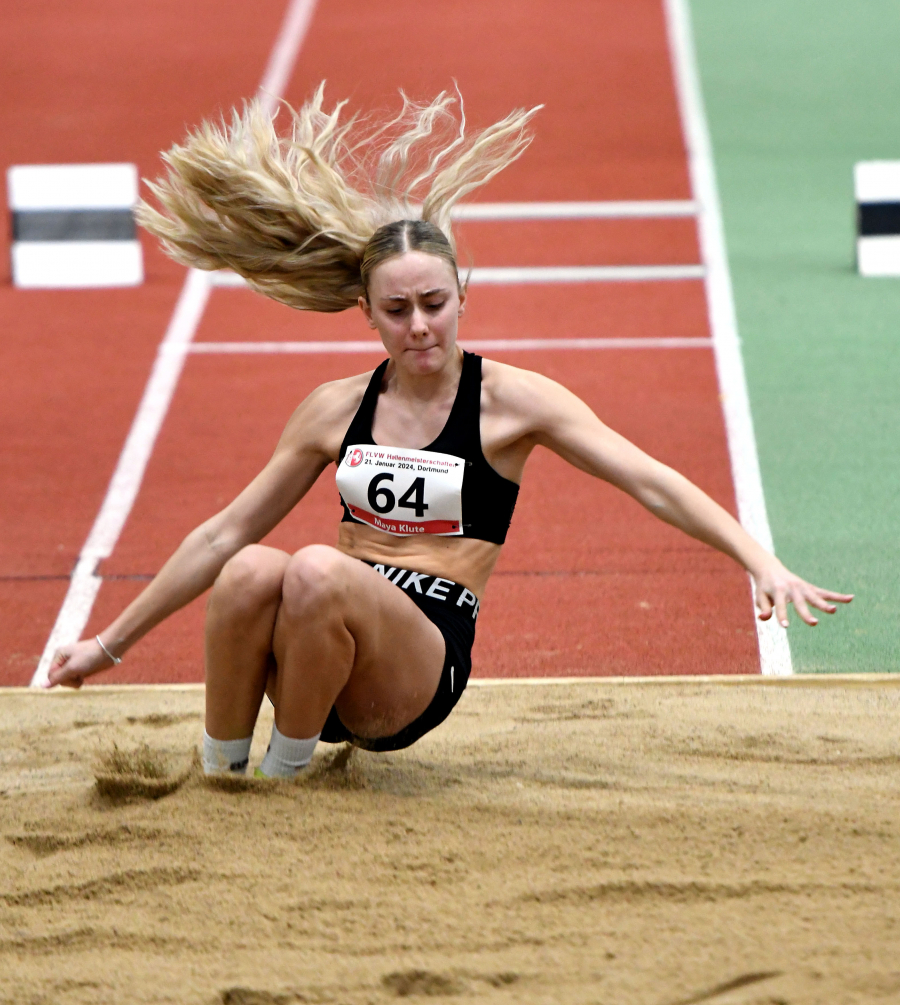 Pers&ouml;nliche Bestleistung: U18-Athletin Maya Klute vom LAZ Soest steigert sich im Dreisprung auf 10,42 Meter und wird Westfalen-Sechste. Foto: Harald Bottin