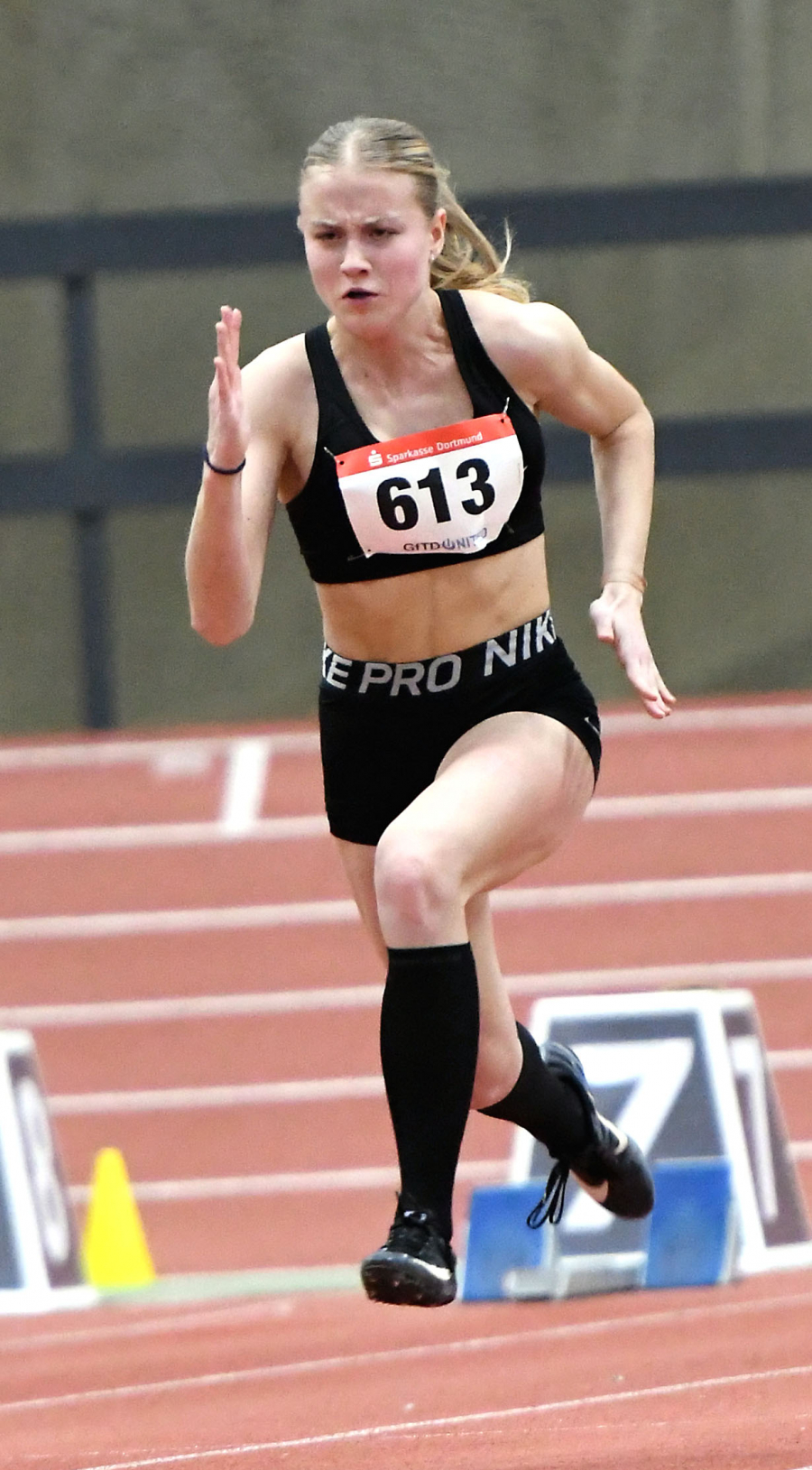 Pure Energie: Bei ihrem Erfolg &uuml;ber 60 Meter in 8,02 Sekunden lie&szlig; Sprinttalent Maja Bolinger vom LAZ Soest sogar die amtierende 100-Meter-Westfalenmeisterin Charlotte G&ouml;rz vom TV Werne hinter sich. Foto: Bottin