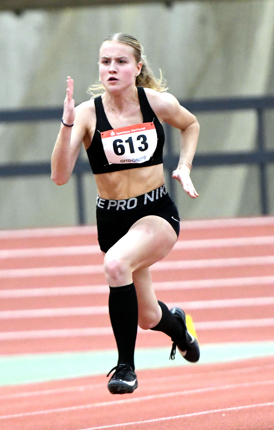 Pure Energie: Bei ihrem Erfolg &uuml;ber 60 Meter in 8,02 Sekunden lie&szlig; Sprinttalent Maja Bolinger vom LAZ Soest sogar die amtierende 100-Meter-Westfalenmeisterin Charlotte G&ouml;rz vom TV Werne hinter sich. Foto: Bottin