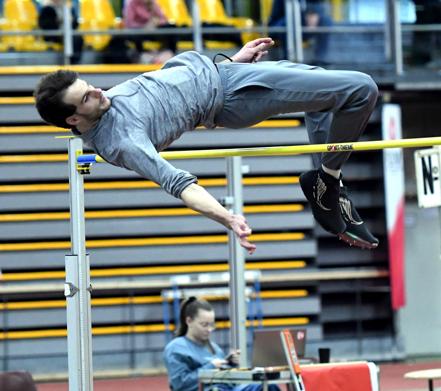 Lockeres Einspringen vor dem Wettkampf: Falk Wendrich vom LAZ Soest bei den Westf&auml;lischen Hallenmeisterschaften in der Dortmunder Helmut-K&ouml;rnig-Halle. Foto: Bottin