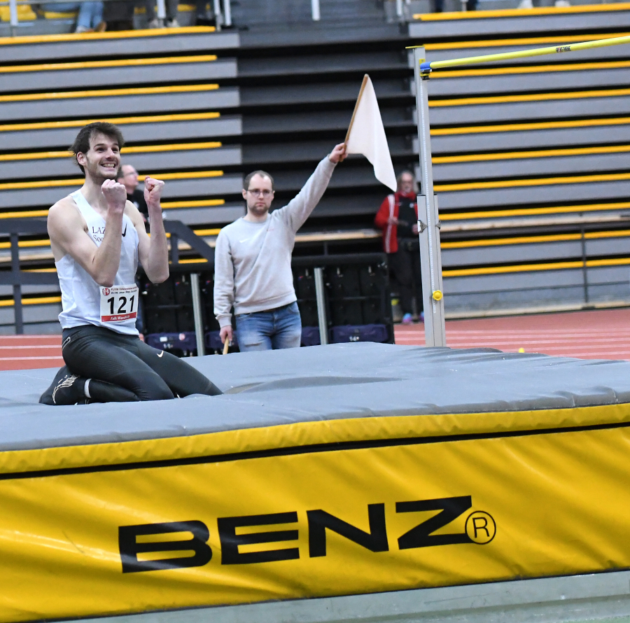 Die Sprunglatte blieb oben, der Sprung ist g&uuml;ltig: Ein gl&uuml;cklicher Falk Wendrich vom LAZ Soest freute sich &uuml;ber 2,10 Meter, den Westfalentitel bei den M&auml;nnern und die DM-Norm. Foto: Bottin
