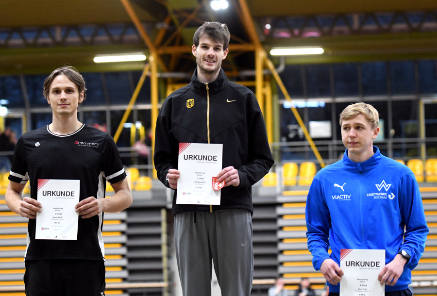 Siegerehrung M&auml;nner-Hochsprung in Dortmund: Sieger Falk Wendrich vom LAZ Soest (2,10 Meter) mit Aaron Thie&szlig; (links, LG B&uuml;nde-L&ouml;hne, 1,95 Meter) und Gero Faust (rechts, TV Wattenscheid, 1,92 Meter). Foto: Bottin