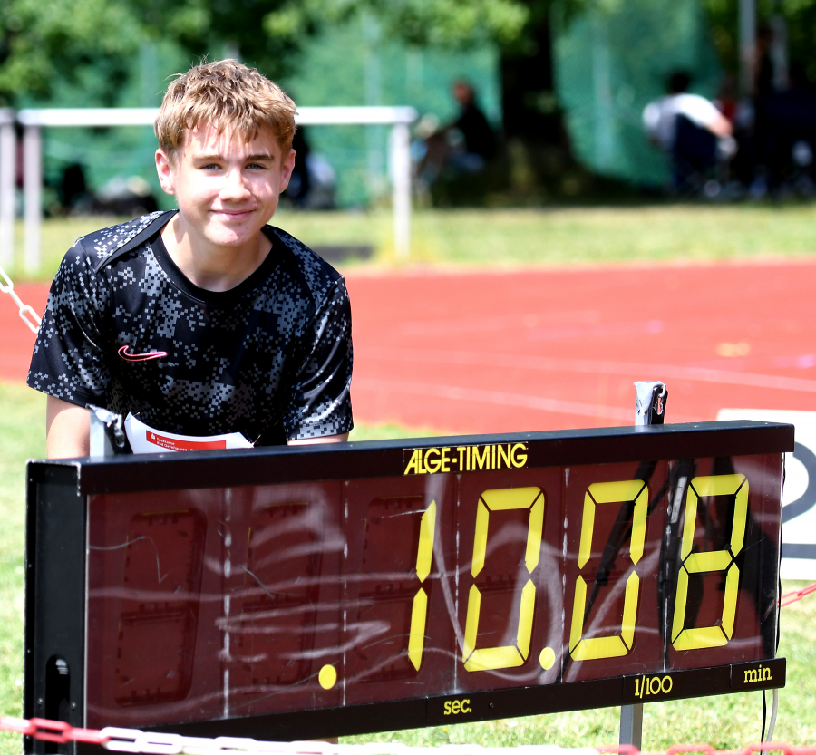 Inoffiziell: Die elektronische Anzeigentafel zeigte "nur" 10,08 Sekunden an, doch Michel Bottin vom LAZ Soest erzielte mit offiziellen 9,98 Sekunden &uuml;ber 60-Meter-H&uuml;rden eine neue westf&auml;lische Jahresbestzeit f&uuml;r die Altersklasse M13. Foto: Bottin