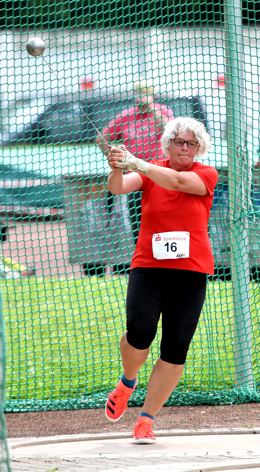 Mit 29,67 Metern verpasste W50-Hammerwerferin Margareta B&ouml;ttiger vom LAZ Soest in Porta Westfalica nur knapp die Norm f&uuml;r die Deutschen Meisterschaften. Foto: Bottin