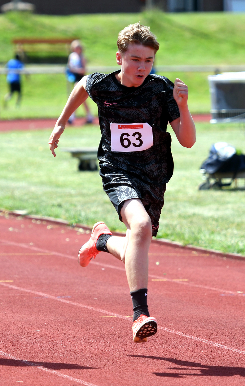 U14-Sportler Michel Bottin vom LAZ Soest gl&auml;nzte in Porta Westfalica mit vier neuen pers&ouml;nlichen Bestleistungen und setzte sich &uuml;ber 60-Meter-H&uuml;rden und im Dreikampf an die Spitze der westf&auml;lischen Bestenliste. Foto: Bottin|Inoffiziell: Die elektronische Anzeigentafel zeigte "nur" 10,08 Sekunden an, doch Michel Bottin vom LAZ Soest erzielte mit offiziellen 9,98 Sekunden &uuml;ber 60-Meter-H&uuml;rden eine neue westf&auml;lische Jahresbestzeit f&uuml;r die Altersklasse M13. Foto: Bottin|Mit 29,67 Metern verpasste W50-Hammerwerferin Margareta B&ouml;ttiger vom LAZ Soest in Porta Westfalica nur knapp die Norm f&uuml;r die Deutschen Meisterschaften. Foto: Bottin|||