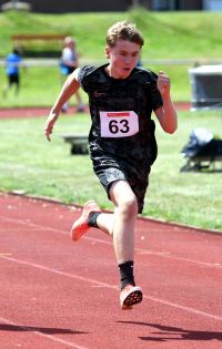 U14-Sportler Michel Bottin vom LAZ Soest gl&auml;nzte in Porta Westfalica mit vier neuen pers&ouml;nlichen Bestleistungen und setzte sich &uuml;ber 60-Meter-H&uuml;rden und im Dreikampf an die Spitze der westf&auml;lischen Bestenliste. Foto: Bottin|Inoffiziell: Die elektronische Anzeigentafel zeigte "nur" 10,08 Sekunden an, doch Michel Bottin vom LAZ Soest erzielte mit offiziellen 9,98 Sekunden &uuml;ber 60-Meter-H&uuml;rden eine neue westf&auml;lische Jahresbestzeit f&uuml;r die Altersklasse M13. Foto: Bottin|Mit 29,67 Metern verpasste W50-Hammerwerferin Margareta B&ouml;ttiger vom LAZ Soest in Porta Westfalica nur knapp die Norm f&uuml;r die Deutschen Meisterschaften. Foto: Bottin|||