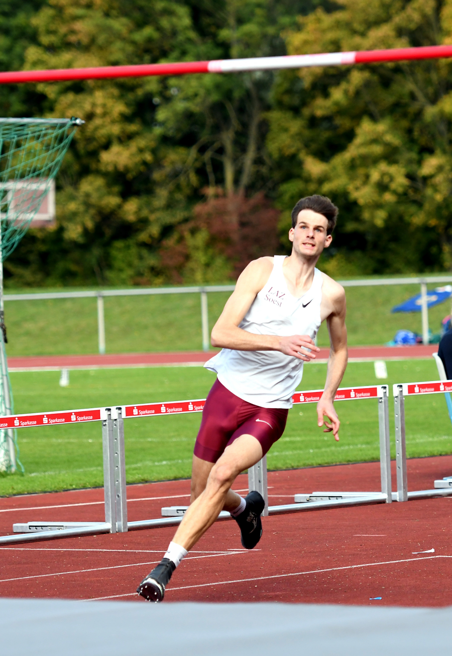 Die Latte stets im Blick beim Heimspiel: Falk Wendrich zeigte mit 2,28 Metern welche H&ouml;he in ihm stecken. Foto: Bottin