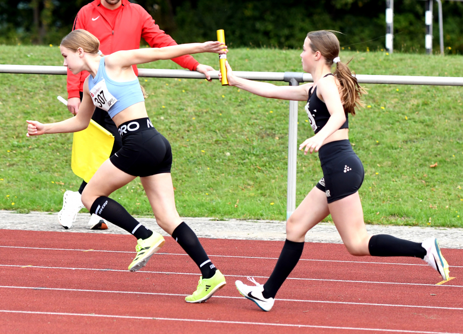 Eine tolle Staffelstab&uuml;bergabe zeigten Marie Rustemeyer (rechts) auf Noelle Biegel. Die Staffelwettbewerbe wurden erstmals bei den Soester Stadtmeisterschaften angeboten. Foto: Bottin
