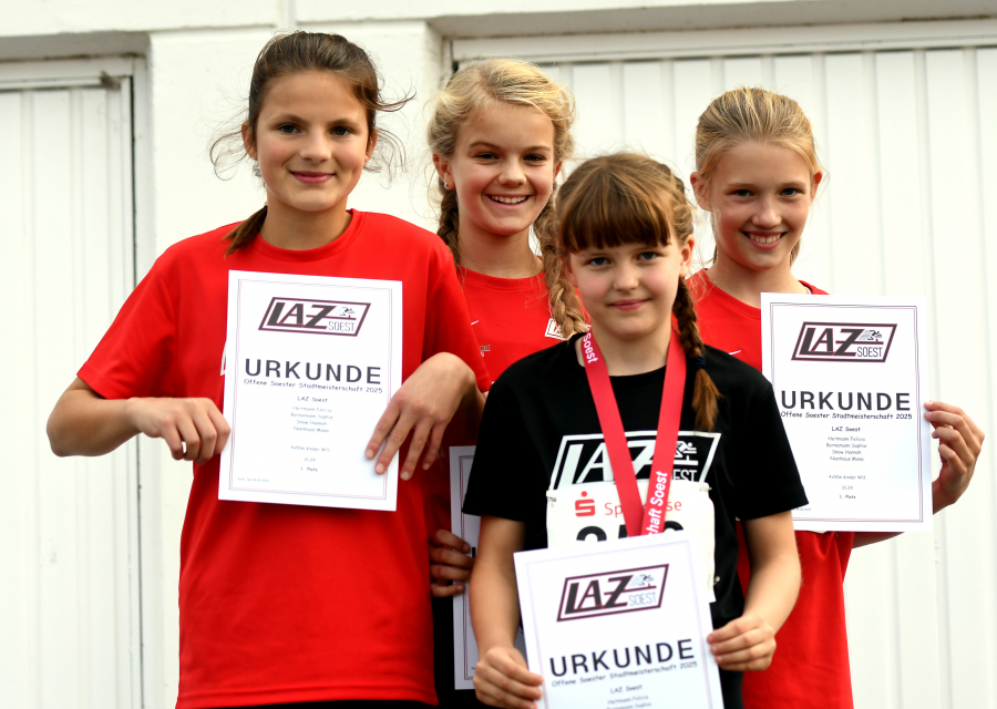 Ein schnelles U12-Staffel-Quartett sind Felicia Heitmann, Hannah Snow, Mona Nienhaus und Sophie Bornemann (v.l.n.r.). Foto: Bottin