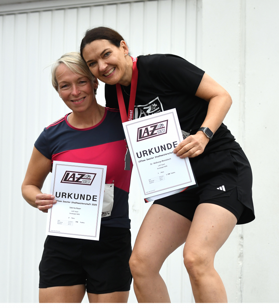 Auch die LAZ-Masters hatten Spa&szlig; beim Wettkampf: Hier Sabrina Raser (links) und Walburga Menzebach bei der Siegerehrung der W45. Foto: Bottin