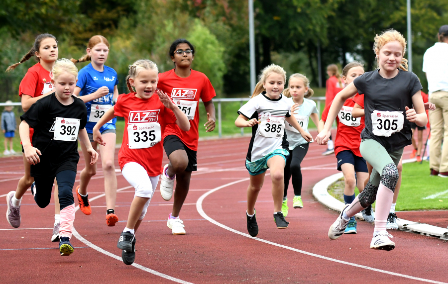 Voller Einsatz beim 800-Meter-Lauf der U12-M&auml;dchen. Foto: Bottin