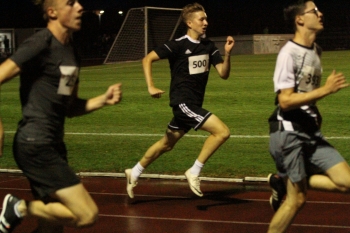 Noah Lak&auml;mper (links) und Justus Klingenburg (mitte ) beim 200-Meter-Lauf.