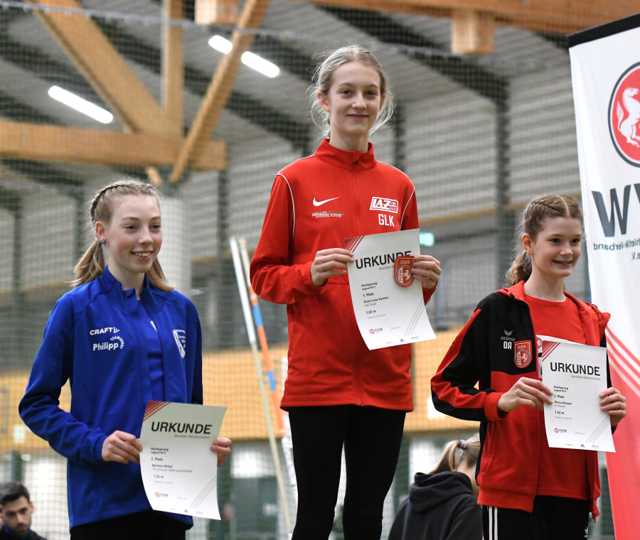 Westfalenmeisterin und Nummer eins in Deutschland: W13-Hochspringerin Greta Karsten vom LAZ Soest (Mitte) - hier bei der Siegerehrung der Landesmeisterschaften in Paderborn - &uuml;bersprang herausragende 1,65 Meter. Foto: Bottin