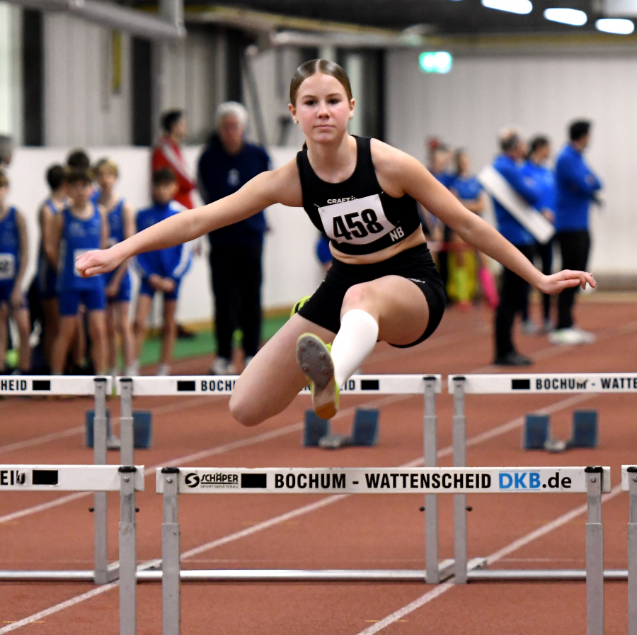 Ebenfalls Bestzeit: W13-Sportlerin Noelle Biegel vom LAZ Soest legte die 60-Meter-H&uuml;rden in 10,52 Sekunden zur&uuml;ck. Foto: Bottin