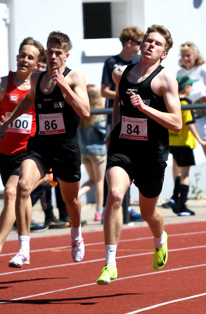 Moritz Langenscheidt vom LAZ Soest (rechts) wurde U18-Vize-Westfalenmeister &uuml;ber 400 Meter. Sein j&uuml;ngerer Vereinskamerad David Stracke (links) kam auf Platz f&uuml;nf. Foto: Bottin|U18-Athlet Moritz Langenscheidt vom LAZ Soest feierte mit dem Gewinn der Vize-Westfalenmeisterschaft &uuml;ber 400 Meter den bisher gr&ouml;&szlig;ten Erfolg seiner noch jungen Karriere. Foto: Bottin|Vize-Westfalenmeister: Moritz Langenscheidt (links) vom LAZ Soest holte hinter Sieger Jannis Dettner (Dortmund) Silber &uuml;ber 400 Meter der U18. Foto: Bottin|Maja Bolinger vom LAZ Soest war im Feld der &auml;lteren U18-Athletinnen in 25,67 Sekunden als F&uuml;nfte beste W15-Sprinterin &uuml;ber 200 Meter. Foto: Bottin|Westfalen-Bronze: Matthis Eckhoff, Mia Vollmer, Moritz Langenscheidt und Maja Bolinger (v.l.n.r.) vom LAZ Soest kamen in der 4 x 200 Meter-Mixedstaffel hinter der                              LG Kindelsberg Kreuztal und dem USC Bochum als drittbestes Quartett ins Ziel. Foto: Bottin|LAZ-Trainer Florian Wendt hat Videoaufnahmen f&uuml;r die Social-Media-Pr&auml;sentation des Vereins gemacht: Interessierte Zuschauer sind (v.l.n.r.)  &nbsp; &nbsp; &nbsp; &nbsp; &nbsp; &nbsp; &nbsp; &nbsp;&nbsp; Matthis Eckhoff, Maja Bolinger, Mia Vollmer und Moritz Langenscheidt. Foto: Bottin|Nach dem Staffelerfolg in Dortmund darf ein Selfie nicht fehlen. Maja Bolinger, Matthis Eckhoff, Moritz Langenscheidt und Mia Vollmer (v.l.n.r.). Foto: Bottin|Das Bronze-Quartett des LAZ Soest (rechts) bei der Siegerehrung in Dortmund mit den Teams der LG Kindelsberg Kreuztal (Mitte) und des USC Bochum. Foto: Bottin|Mia Vollmer legte die 200 Meter bei der U18 in 26,64 Sekunden zur&uuml;ck. Foto: Bottin|Maya Klute steigerte sich &uuml;ber 200 Meter auf 27,29 Sekunden. Foto: Bottin|||