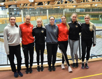 Lilli Michel, Mia Vollmer, Maja Bolinger, Carmen B&uuml;ttner, Lina Vollmer, Sophie Martin und Maya Klute (von links) bereiten sich bei idealen Trainingsbedingungen im Paderborner Ahorn-Sportpark auf die bevorstehenden H&ouml;hepunkte der Hallensaison vor. Foto: Bottin|||