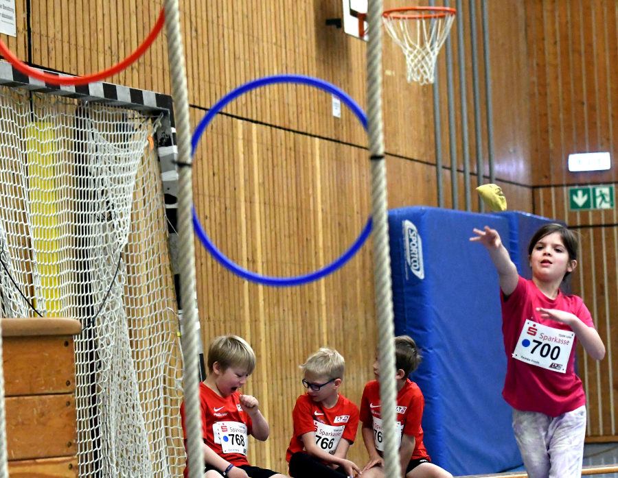 Werfen durch hochgeh&auml;ngte Reifen war eine von mehreren Disziplinen beim Indoormeeting des LAZ Soest. Foto: Bottin