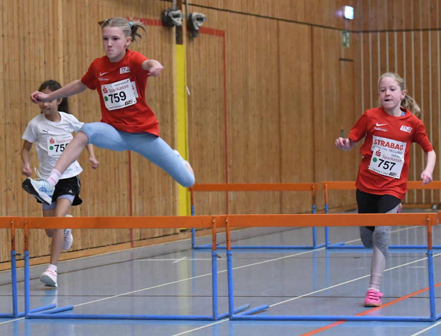 Sophie Bornemann (links) und Charlotte Biegel beim Sprint &uuml;ber 30-Meter-H&uuml;rden. Foto: Bottin