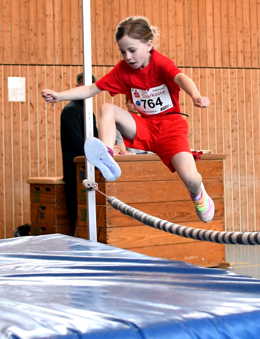 Der Hochsprung mit Hilfe des Sprungbretts ist f&uuml;r den Nachwuchs eine der Lieblingsdisziplinen beim Indoormeeting des LAZ Soest. Foto: Bottin