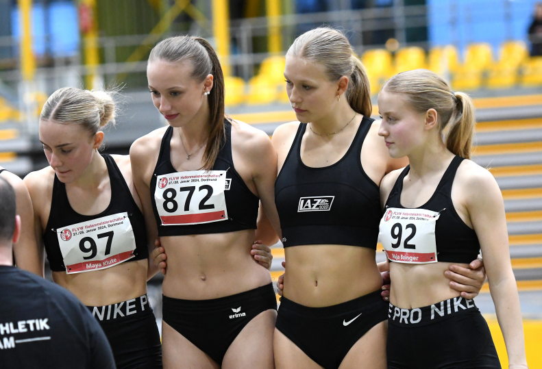 Nach der DM-Normerf&uuml;llung geht f&uuml;r die 4x200-Meter-Staffel des LAZ Soest (von links): Maya Klute, Sophie Martin, Mia Vollmer und Maja Bolinger, die Hallensaison weiter. Foto: Bottin|Nach der DM-Normerf&uuml;llung geht f&uuml;r die 4x200-Meter-Staffel des LAZ Soest, v.l.n.r.: Sophie Martin, Maya Klute, Mia Vollmer und Maja Bolinger, die Hallensaison weiter. Foto: Bottin|Neben der h&ouml;chst &uuml;berraschenden Normerf&uuml;llung f&uuml;r die U20-DM in der Staffel und im Einzel &uuml;ber 200 Meter, wird U18-Athletin Sophie Martin vom LAZ Soest auch beim Hallenl&auml;nderkampf gegen Belgien und die Niederlande im Westfalenteam zum Einsatz kommen. Foto: Bottin|An der U20-DM darf sie mit der 4 x200-Meter Staffel zwar nicht teilnehmen, W15-Athletin Maja Bolinger vom LAZ Soest freut sich aber schon jetzt auf ihren ersten internationalen Einsatz beim Hallenl&auml;nderkampf im Westfalenteam gegen Belgien und die Niederlande. Foto: Bottin|||