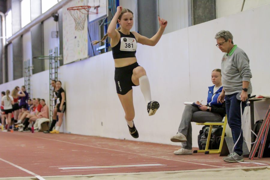 Auch im Weitsprung verbuchte sie mit 4,49 Metern eine neue Bestleistung. Foto: Reinhard