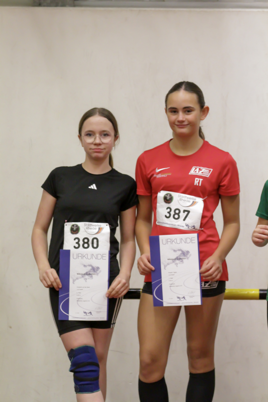 Elisabeth auf der Beck (links) absolvierte ihren ersten Wettkampf in der Halle und freute sich wie Rosalie Tigges &uuml;ber Bestleistungen im Sprint. Foto: Reinhard