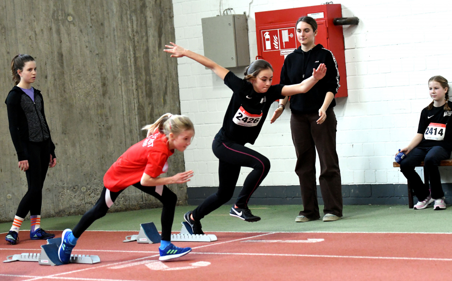 LAZ-Trainerin Jana Klee bei der Wettkampfvorbereitung in der Dortmunder Helmut-K&ouml;rnig-Halle mit (von links nach rechts): Klara Lehde, Sophie Bornemann, Rosalie Tigges und Noelle Biegel. Foto: Bottin