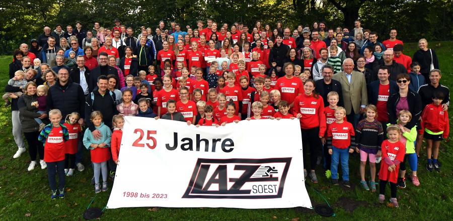 Das gro&szlig;e Erinnerungsfoto zum 25-j&auml;hrigen LAZ-Jubil&auml;um. Foto: Marcus Bottin